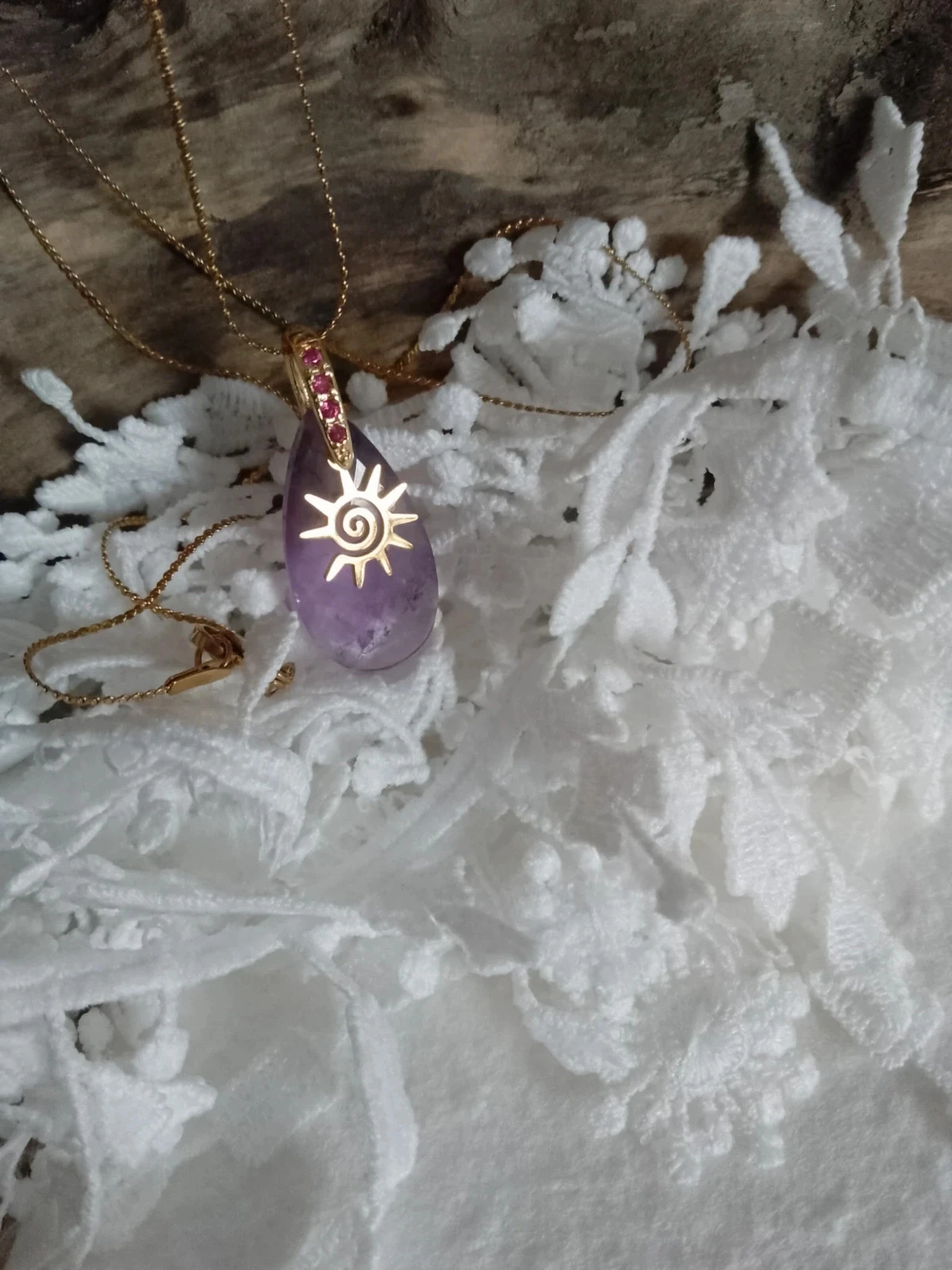Amethist paarse hanger ketting met gouden zon – photo 2